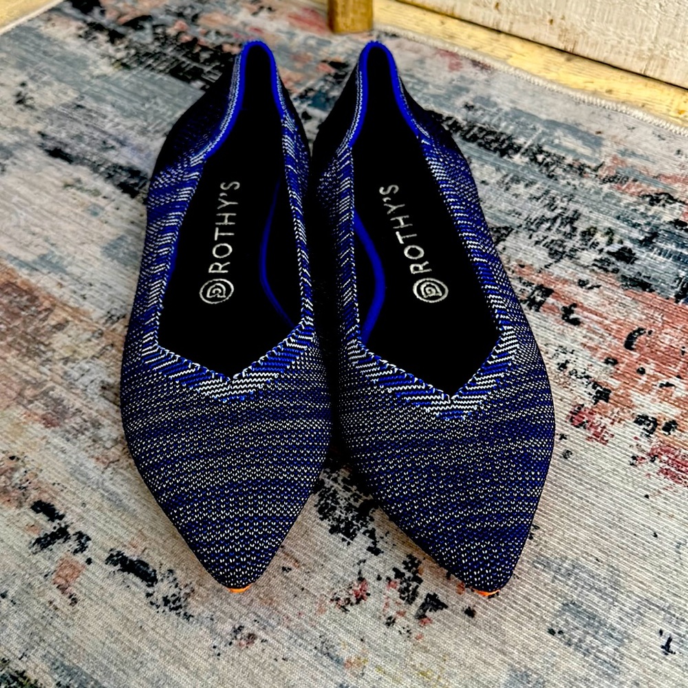 Navy & white the point size 9.5 Rothy’s with blue heel stitching.